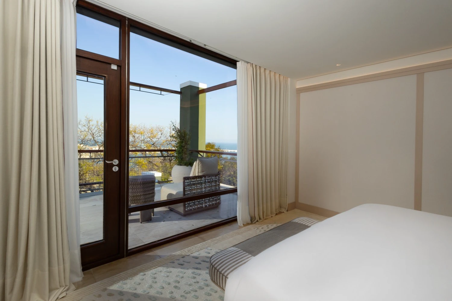 Interior de la Suite Presidencial amb disseny contemporani i vistes a la Mediterrània.