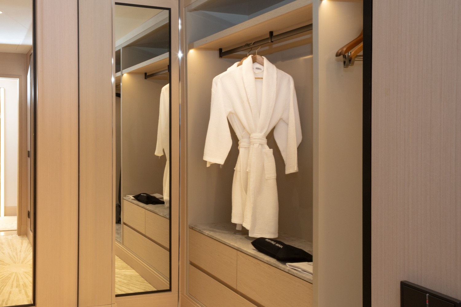 Independent dressing area with high-end cabinetry finishes by Jaime Beriestain.