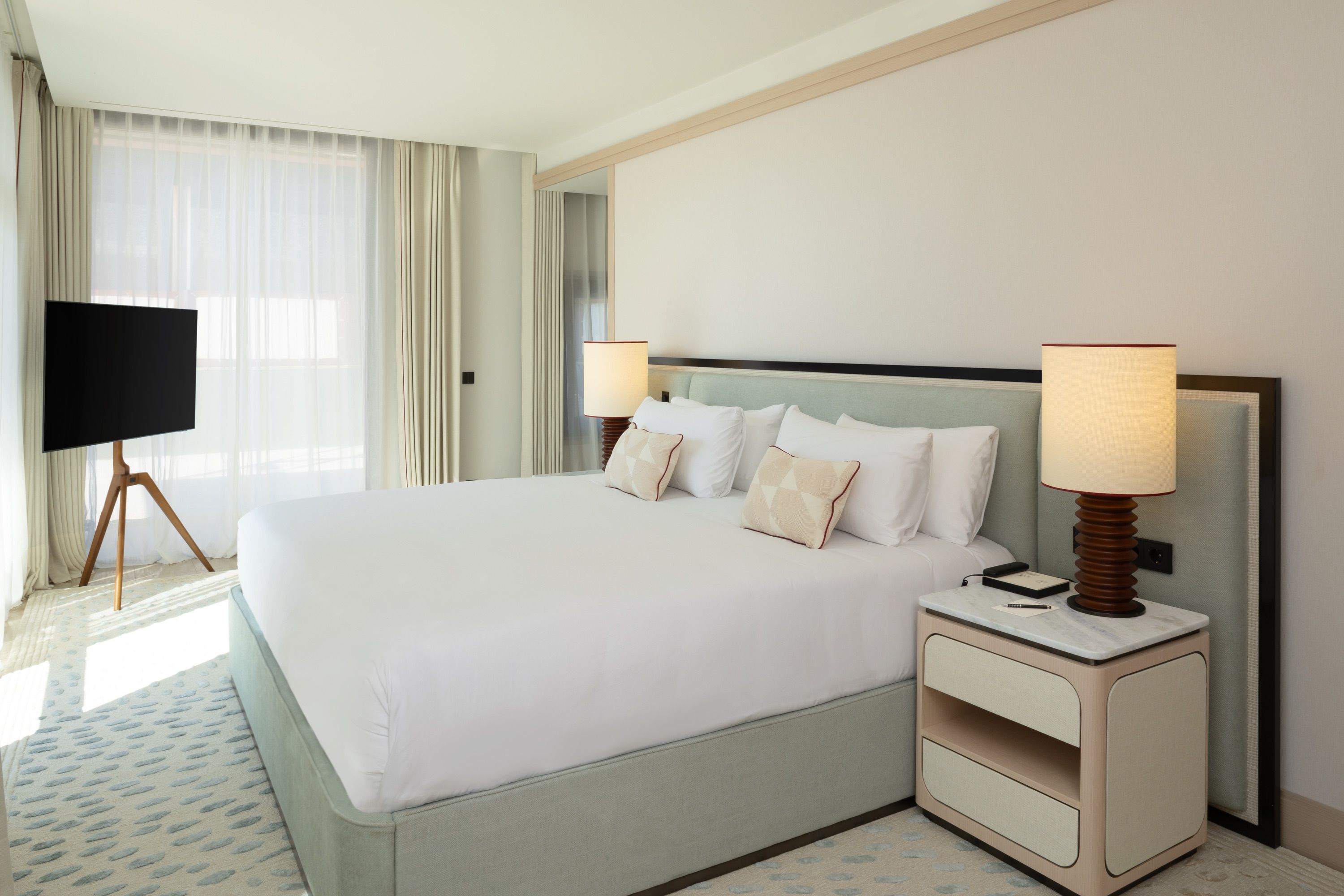 Interior de la Suite Presidencial con diseño contemporáneo y vistas al Mediterráneo.