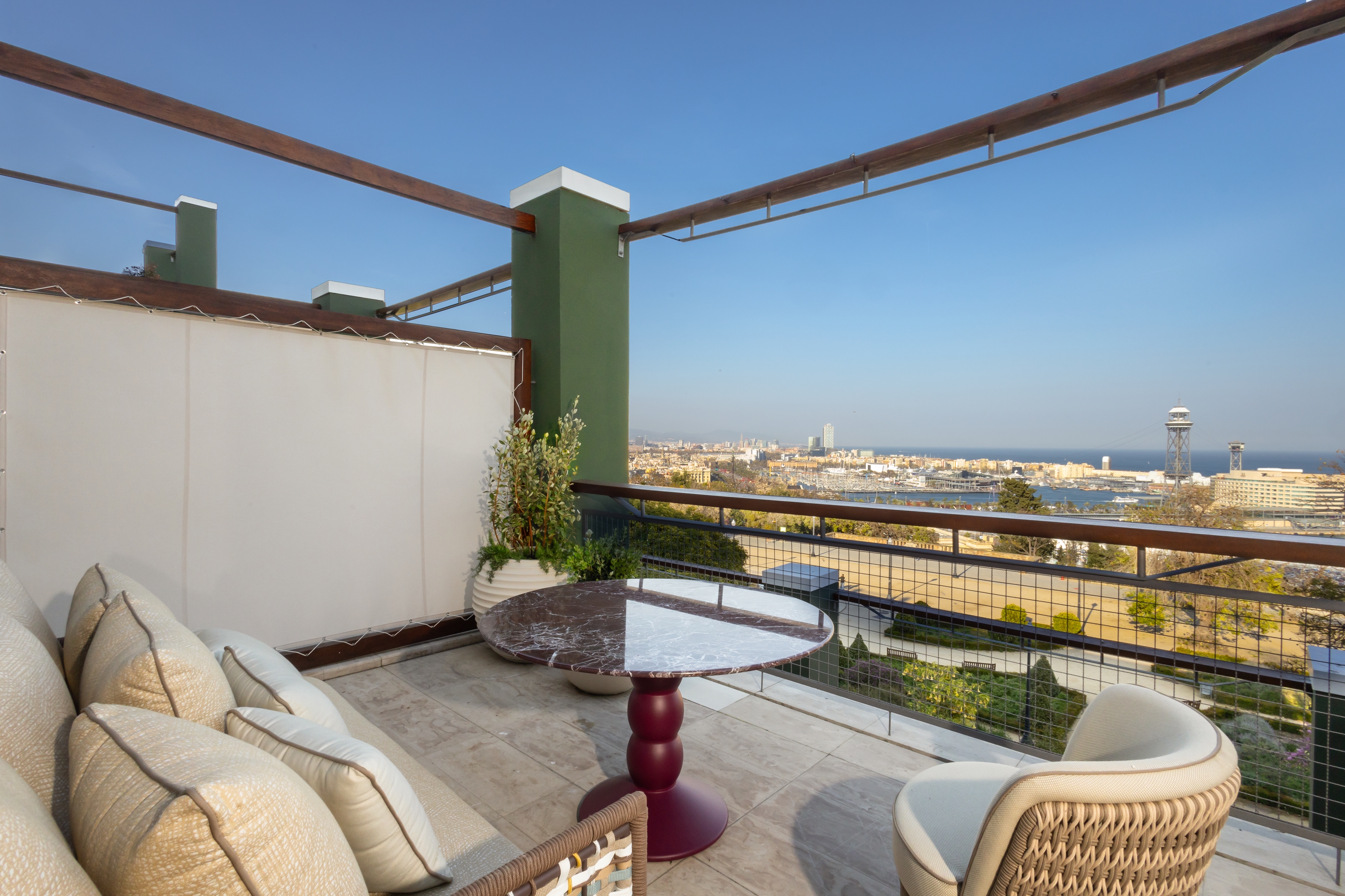 Expansión exterior con panorámicas ininterrumpidas al Mediterráneo y al skyline de Barcelona.