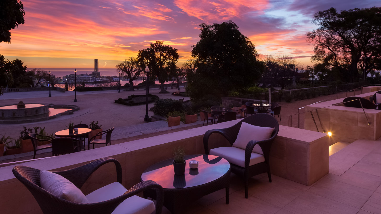 terraza mesas de restaurante sunset hotel miramar barcelona