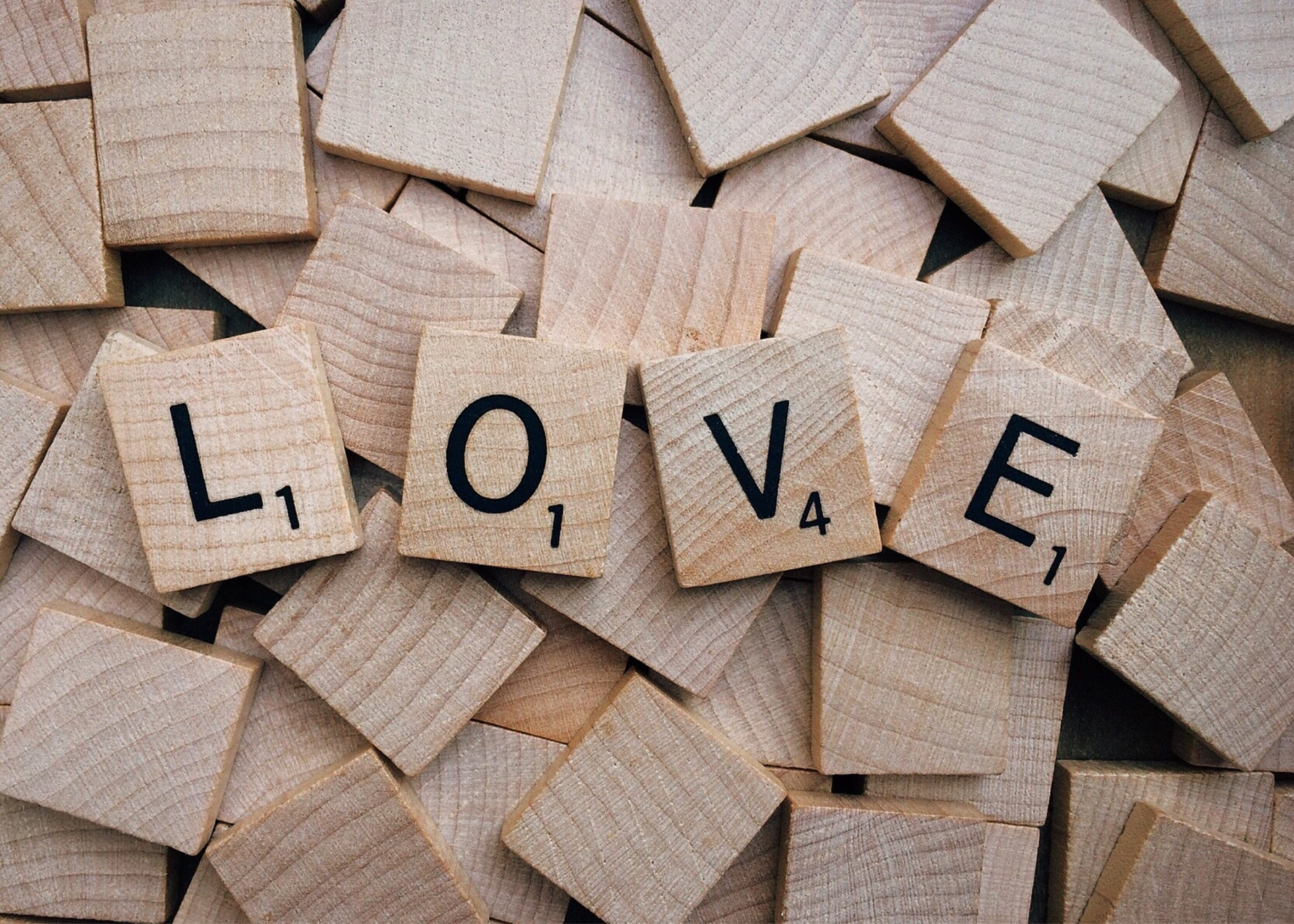 fichas formando la palabra love