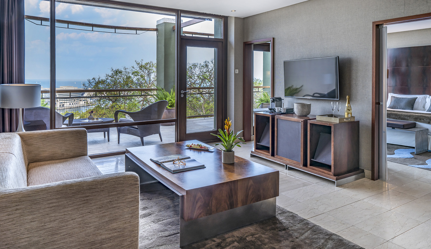 Rooms:<br> Gran <i>Suite</i><br> Mediterránea with terrace